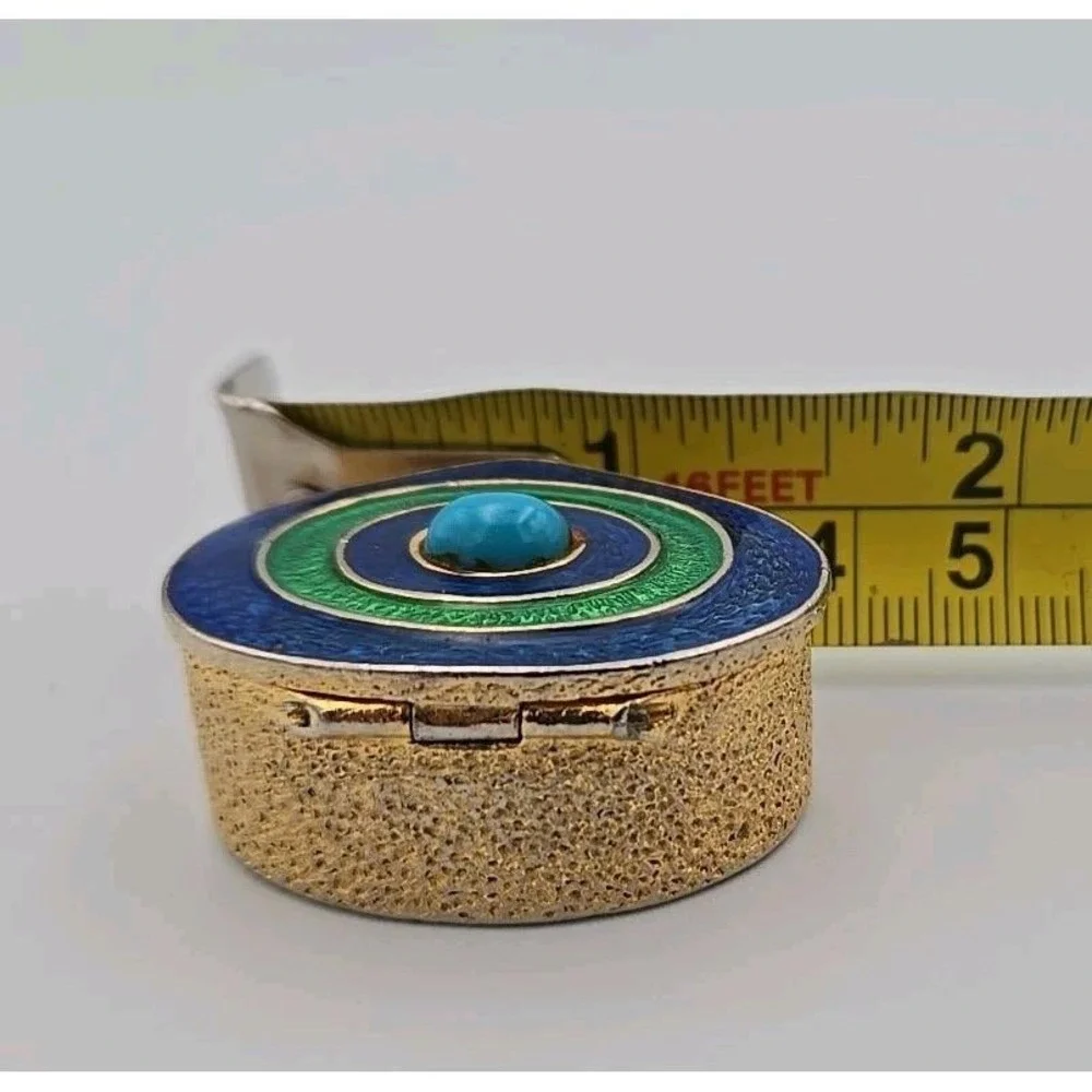 VINTAGE DESIGNER FLORENZA GOLD TONE EMERALD LUCITE CABOCHON PILL BOX